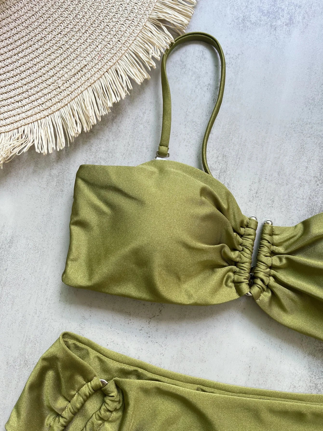 Biquíni com Detalhe em Metal com Alça