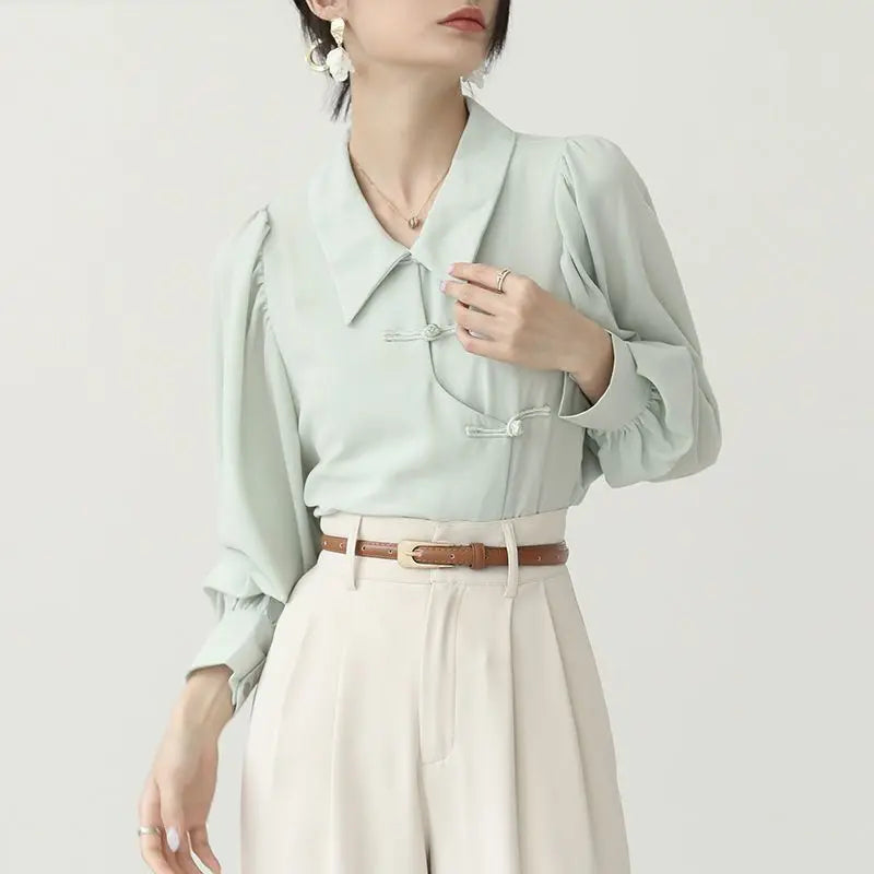 Blusa Feminina com Gola e Recortes