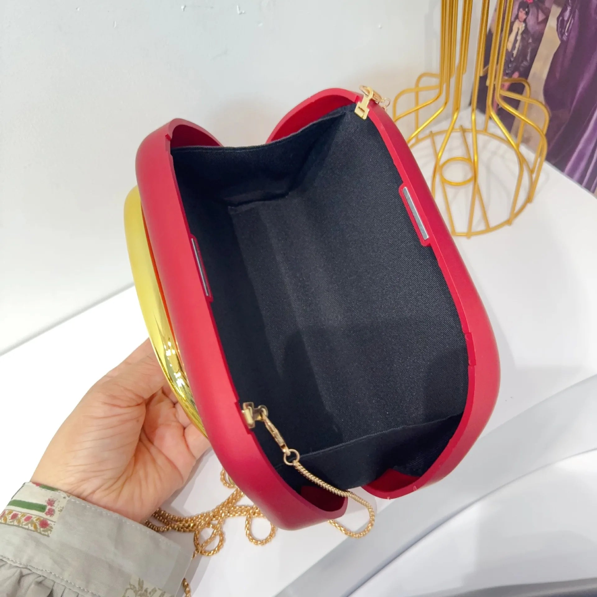 Bolsa Clutch Redonda em Acrílico com Alça Dourada