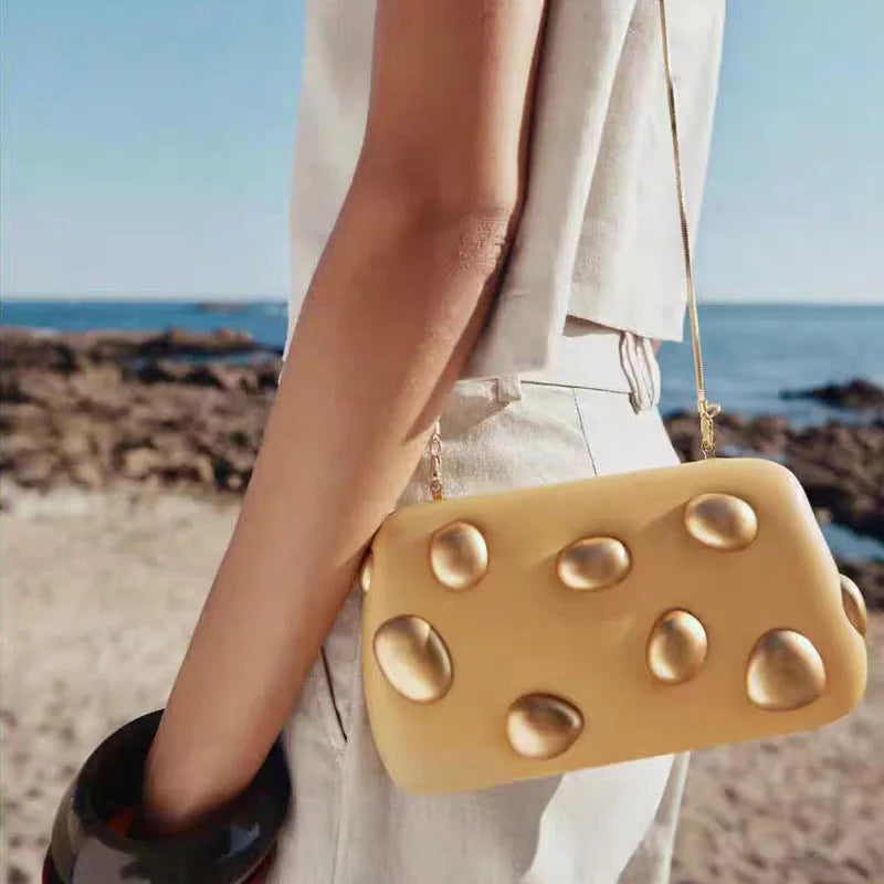 Bolsa Clutch Vintage com Bolhas e Corrente Dourada