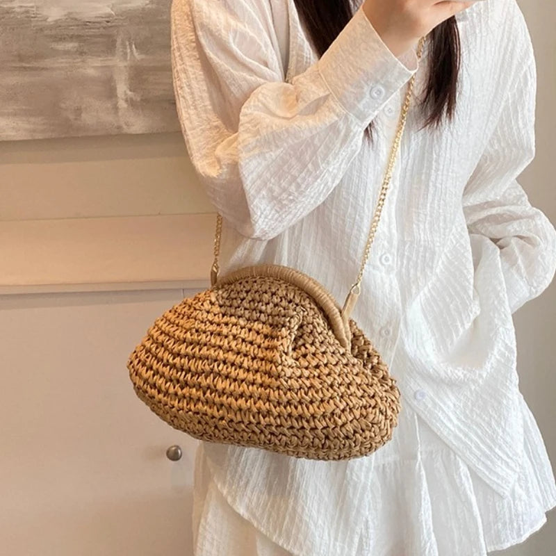 Bolsa Crossbody de Palha com Alça Dourada