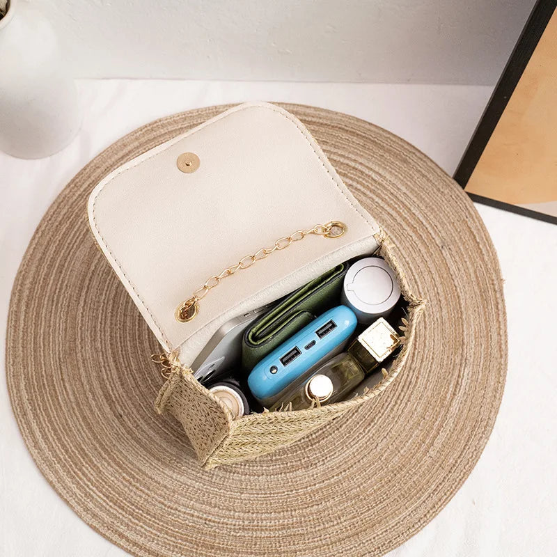 Bolsa de palha Natural com Corrente Dourada e Tassel