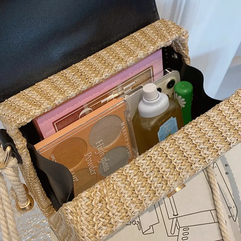 Bolsa de Palha Nina Detalhe Couro com Pingente