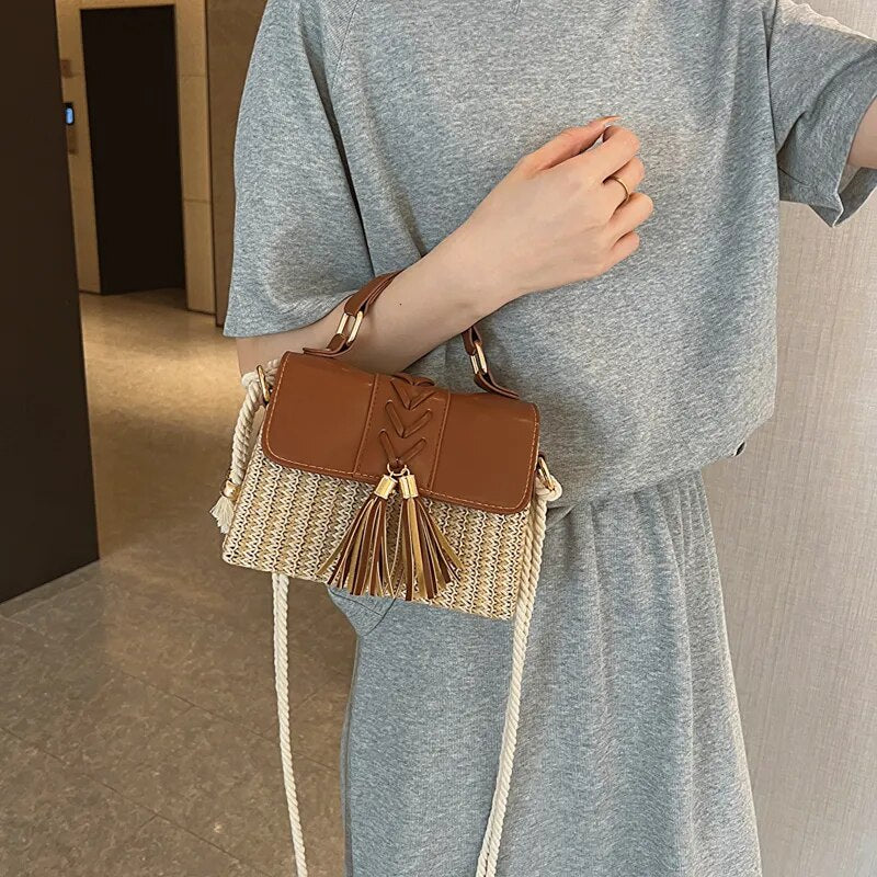 Bolsa de Palha Nina Detalhe Couro com Pingente