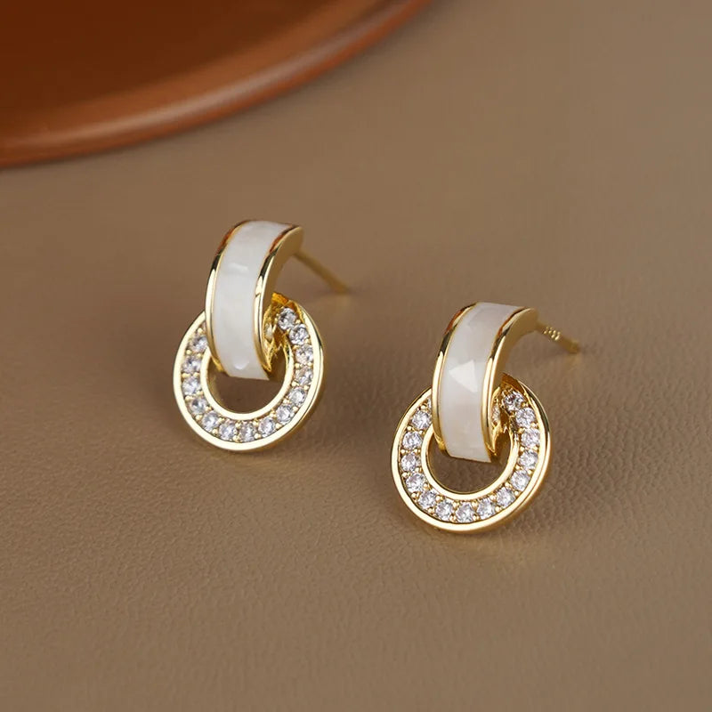 Brinco Argola Madre Perola com Zircônia