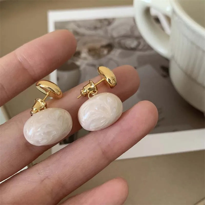 Brinco Dourado com Bola em Madre Perola 3