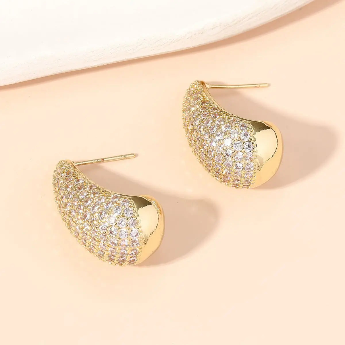 Brinco Gota Dourado Cravejado em Zircônia 2