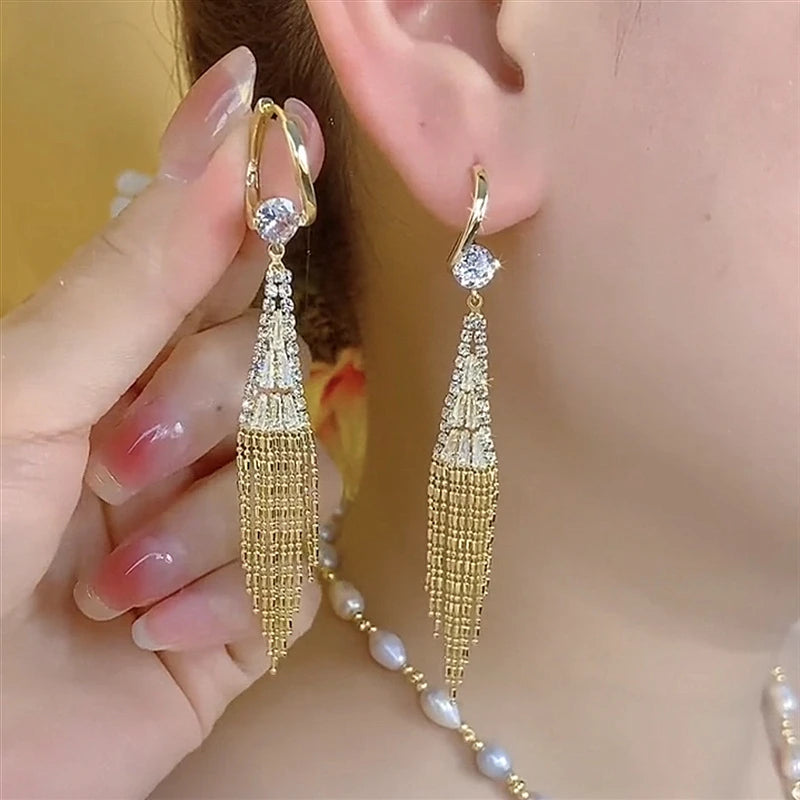 Brincos Luxuosos de Zircão com Borla Dourada