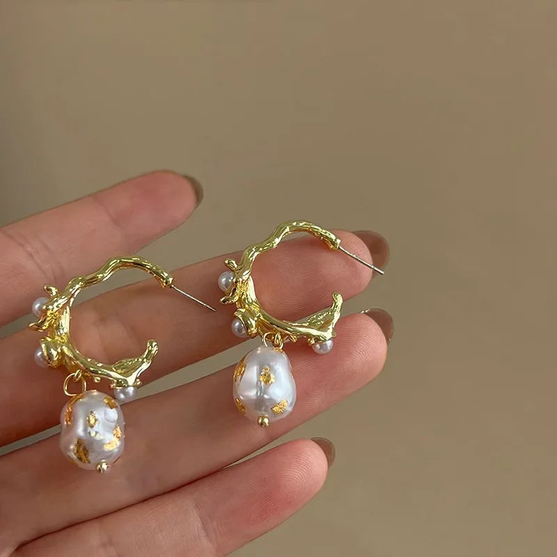 Brincos de Pérola Barroca Detalhe Dourado