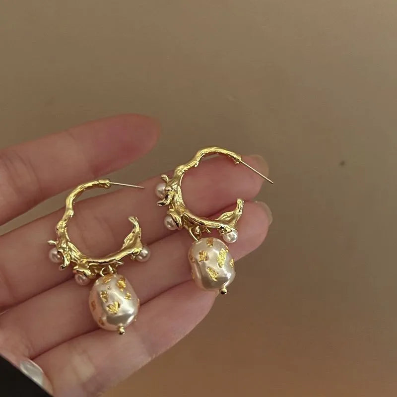 Brincos de Pérola Barroca Detalhe Dourado