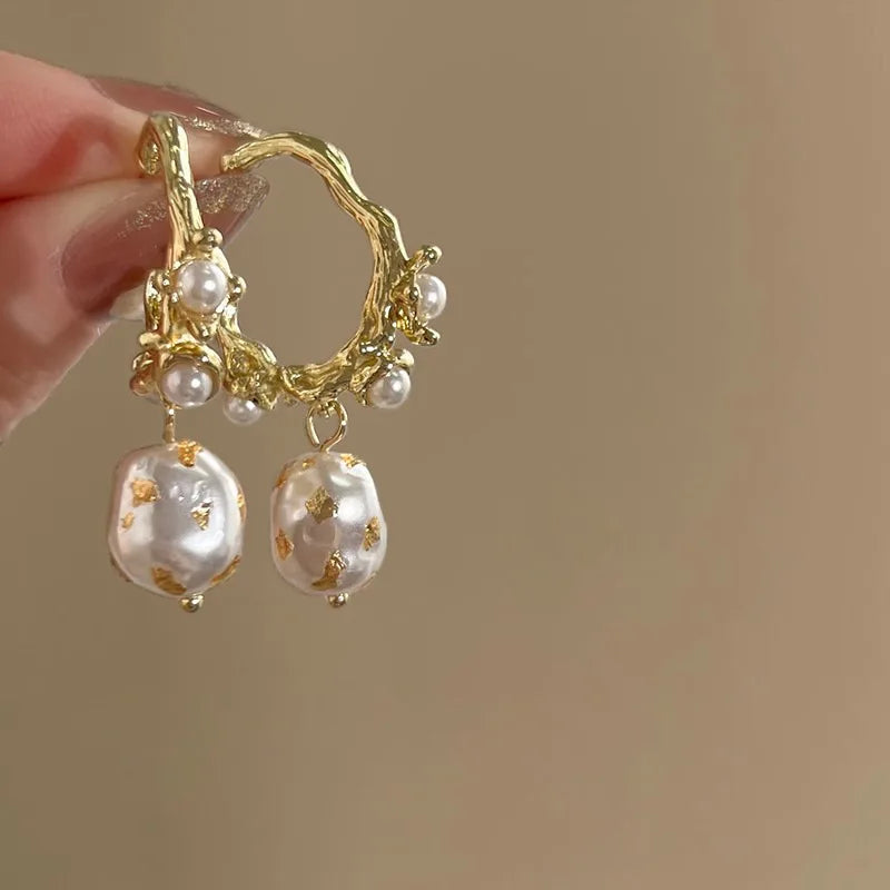 Brincos de Pérola Barroca Detalhe Dourado