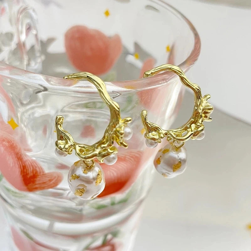 Brincos de Pérola Barroca Detalhe Dourado