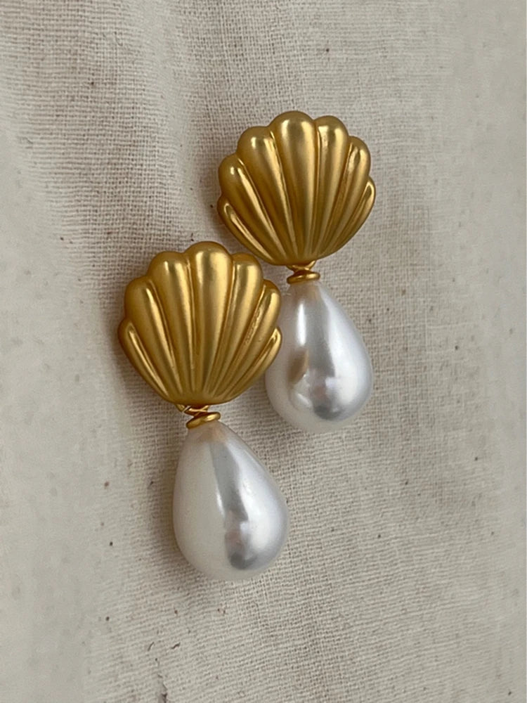 Brincos de Pérola com Design de Concha
