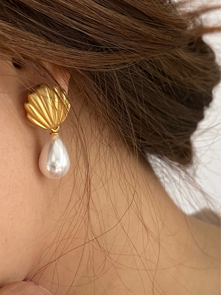 Brincos de Pérola com Design de Concha
