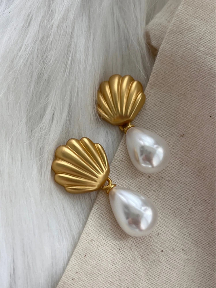 Brincos de Pérola com Design de Concha
