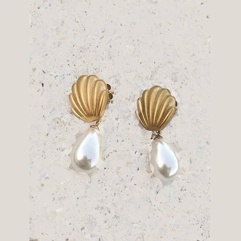 Brincos de Pérola com Design de Concha