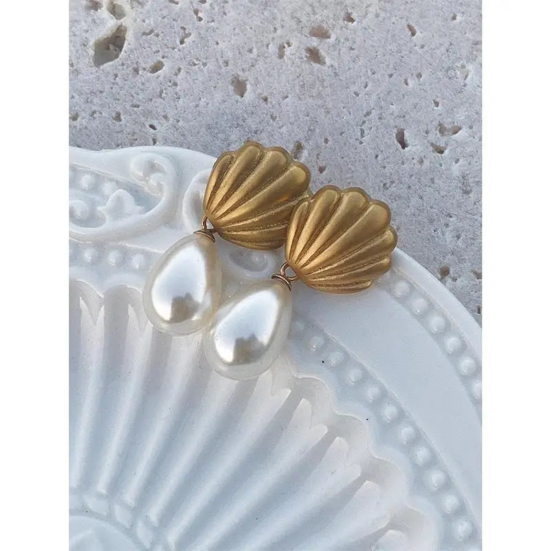 Brincos de Pérola com Design de Concha