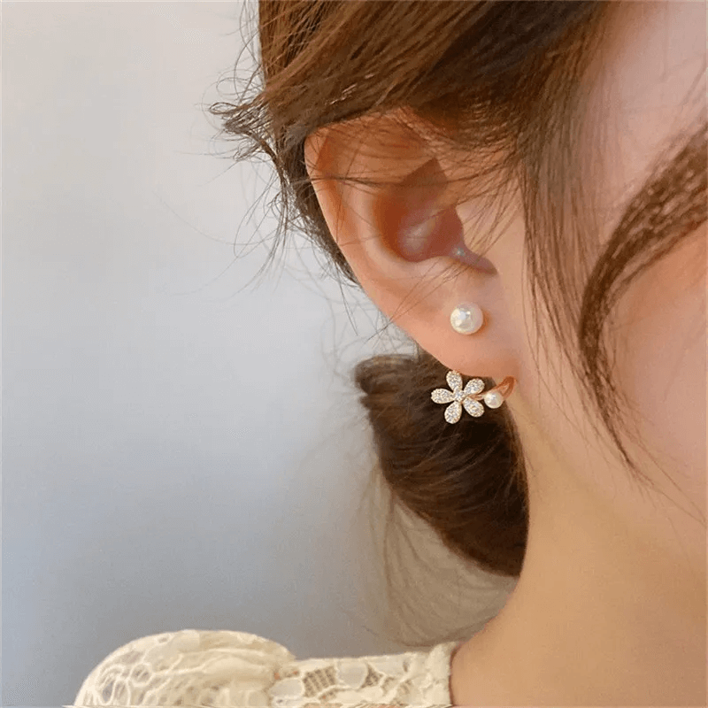 Brincos de Pérola e Cristal com Design Floral