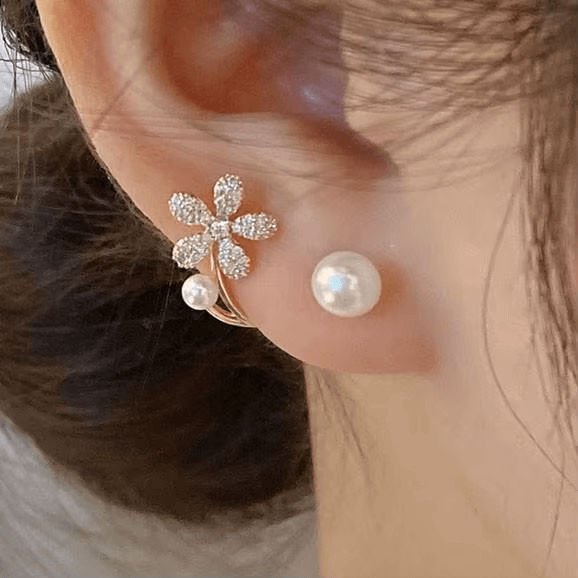 Brincos de Pérola e Cristal com Design Floral