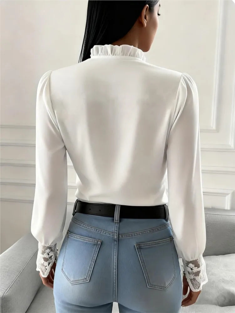 Camisa Branca Detalhes Bordados com Botões