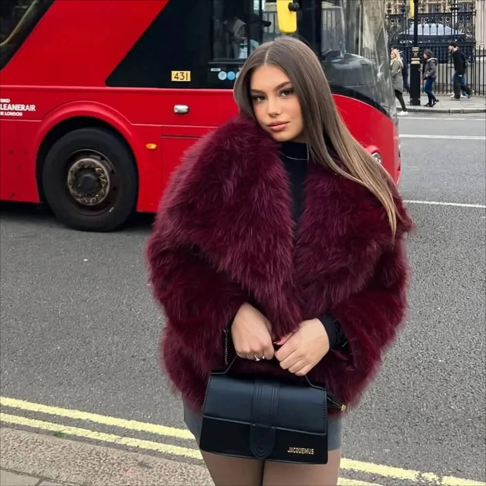Casaco Feminino de Inverno em Couro Sintético com Gola Alta