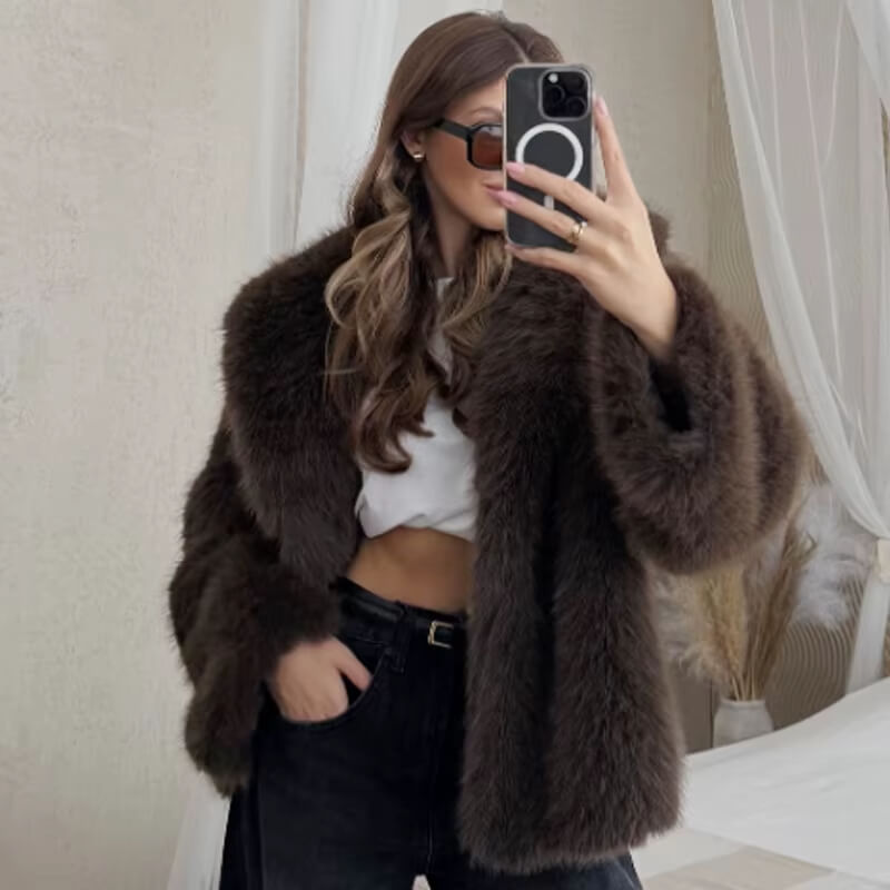 Casaco Feminino de Inverno em Couro Sintético com Gola Alta