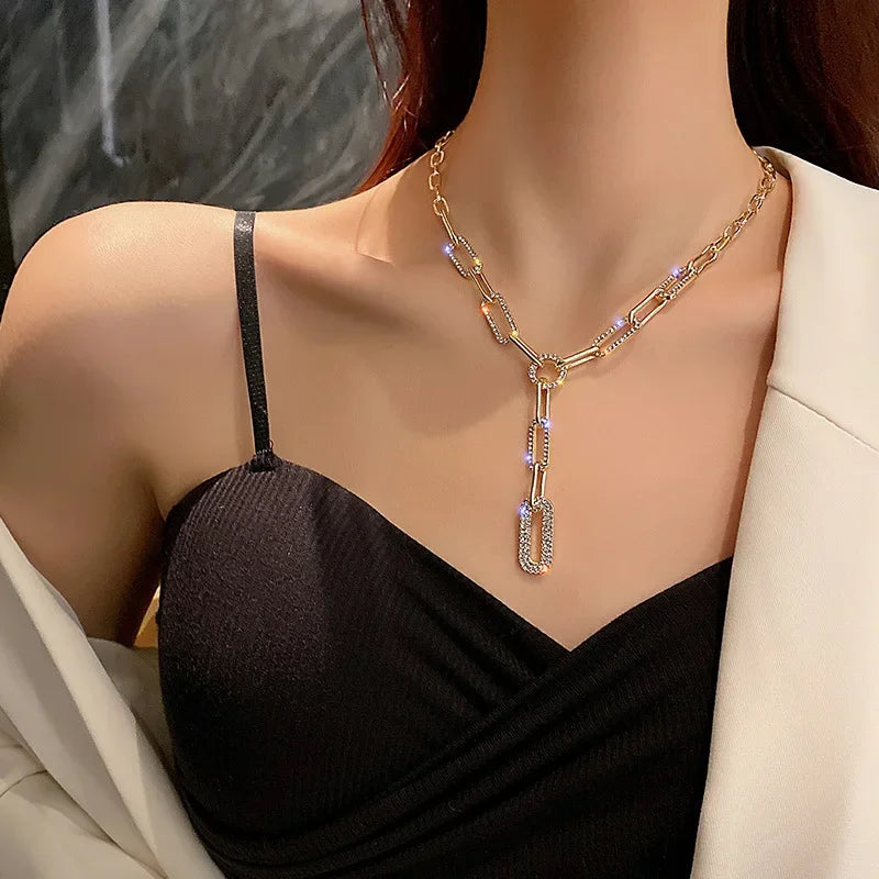 Colar Clavícula Dourado com Strass