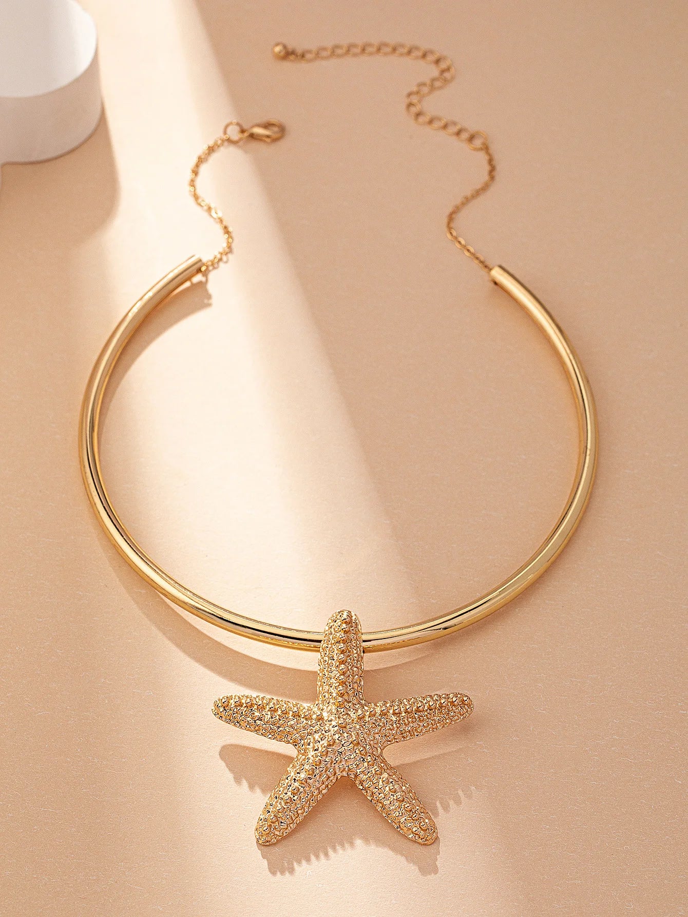 Colar Gargantilha Dourado com Pingente de Estrela do Mar