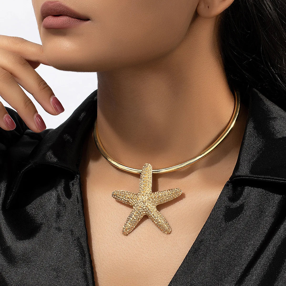Colar Gargantilha Dourado com Pingente de Estrela do Mar