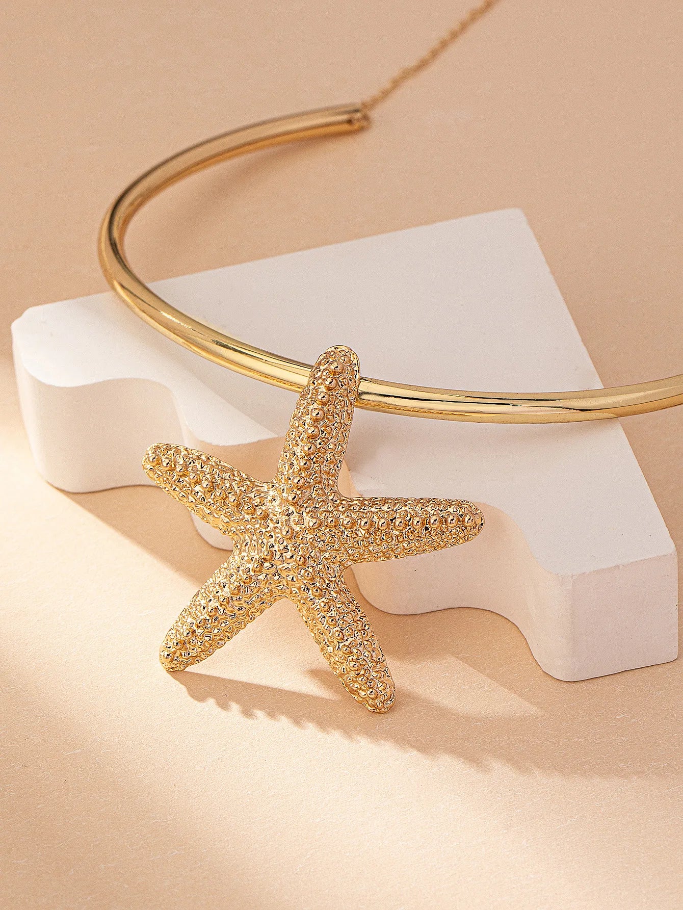 Colar Gargantilha Dourado com Pingente de Estrela do Mar