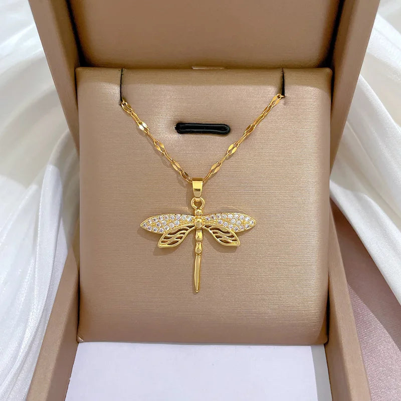 Colar Pingente Libélula Dourado com Brilho