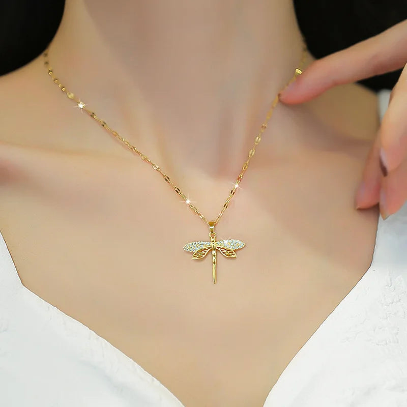 Colar Pingente Libélula Dourado com Brilho