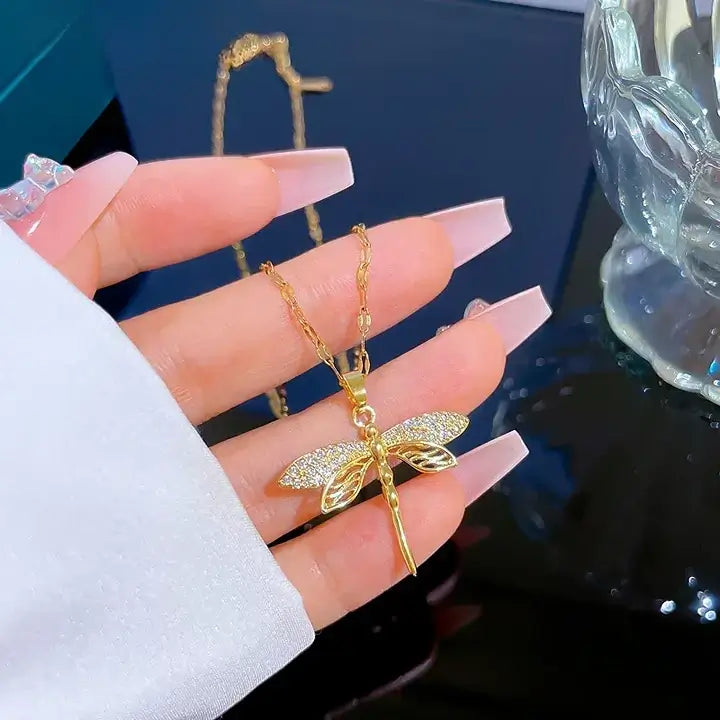 Colar Pingente Libélula Dourado com Brilho