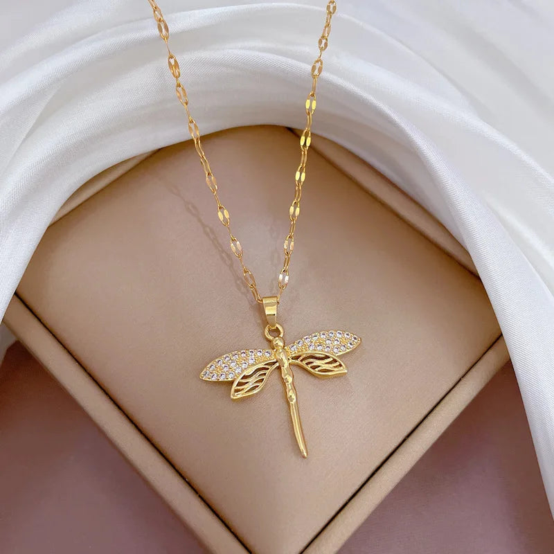Colar Pingente Libélula Dourado com Brilho
