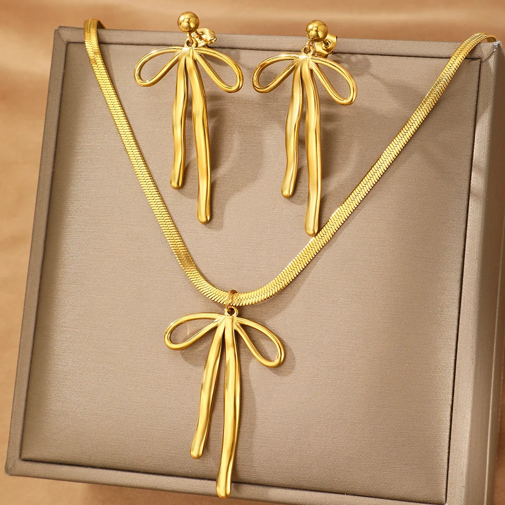 Conjunto Luxuoso de Brincos e Colar em Laço