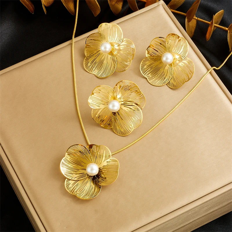 Conjunto de Joias Camélia 3D em Flor de Ouro com Perola