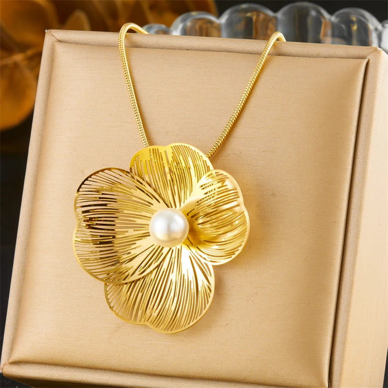 Conjunto de Joias Camélia 3D em Flor de Ouro com Perola