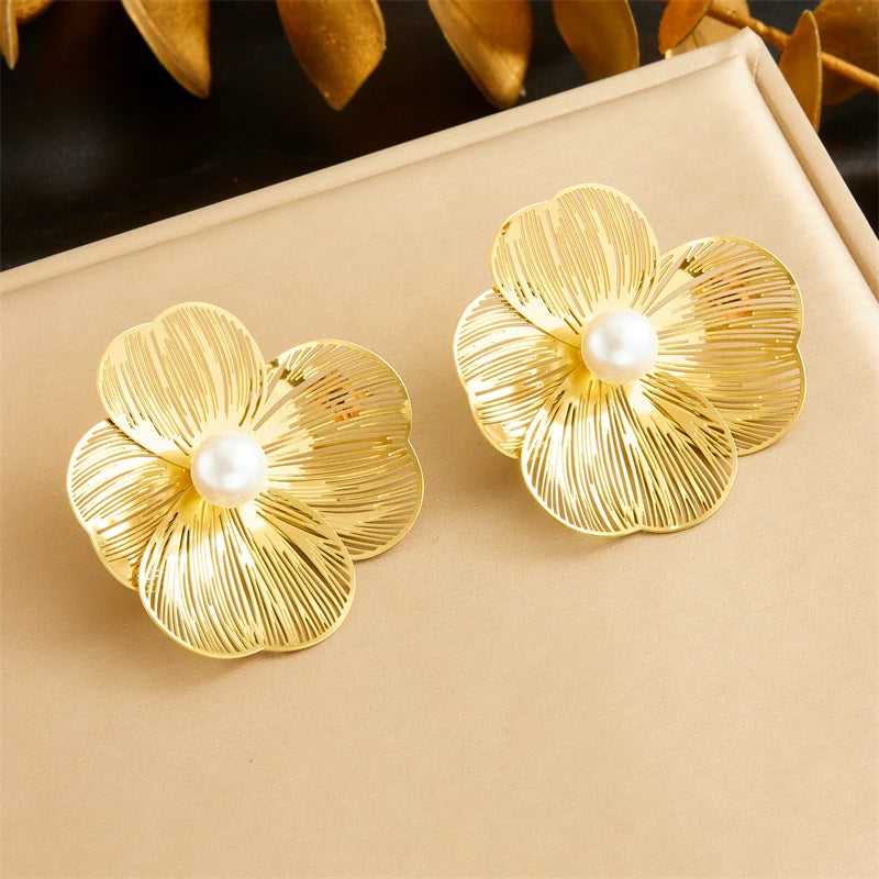 Conjunto de Joias Camélia 3D em Flor de Ouro com Perola