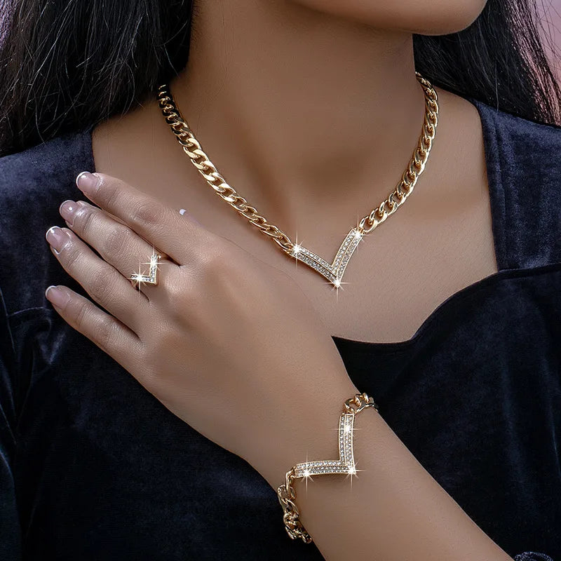 Conjunto de Joias Dourado Detalhe em V Cravejado em Zircônia 1