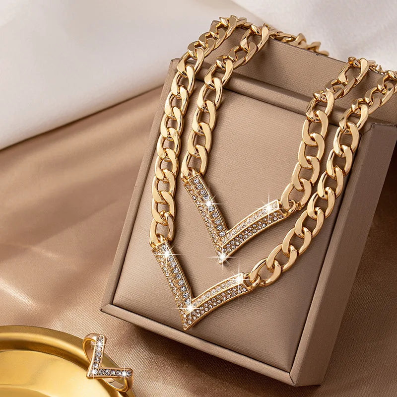 Conjunto de Joias Dourado Detalhe em V Cravejado em Zircônia 4