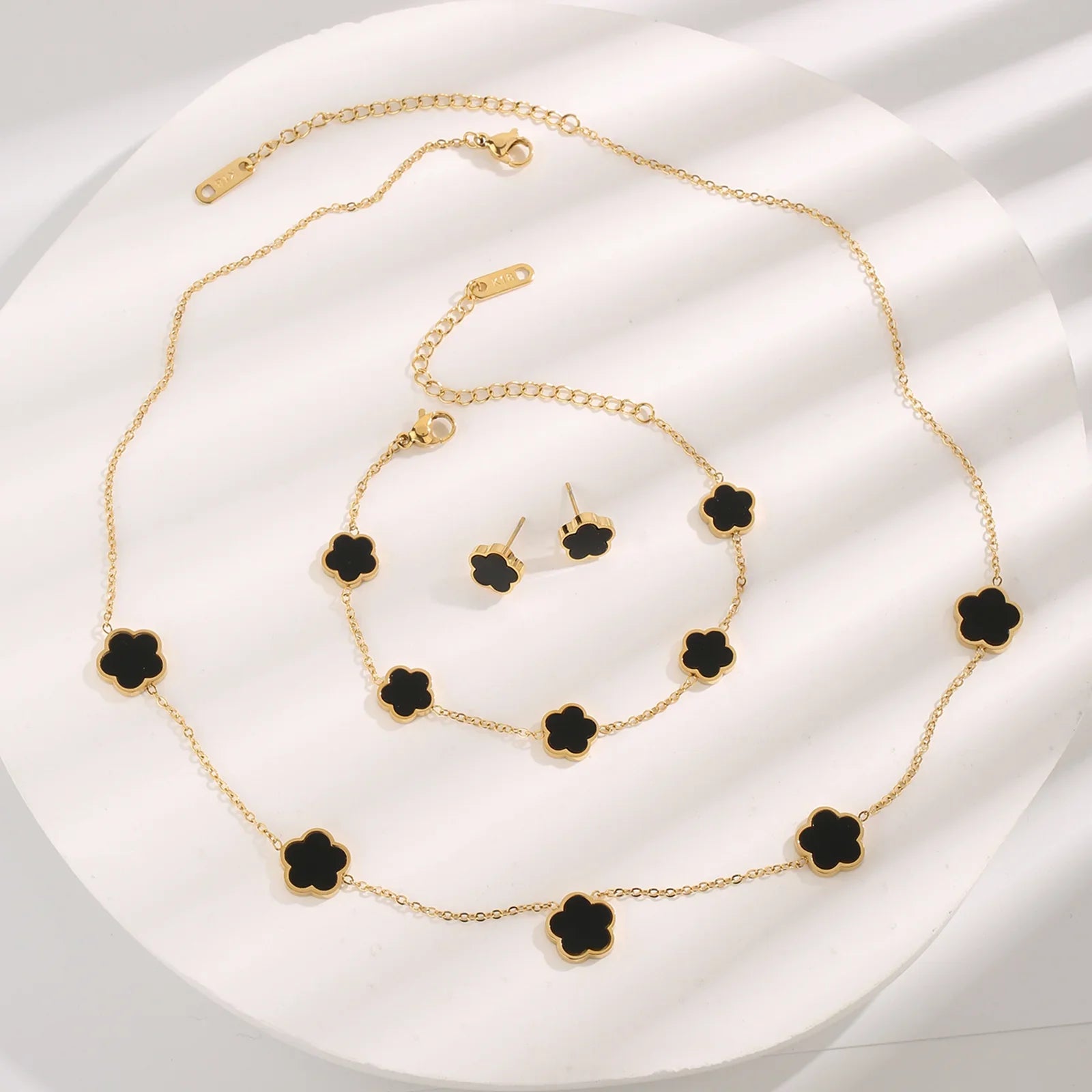 Conjunto de Joias Trevo Preto Banhado a Ouro 18k