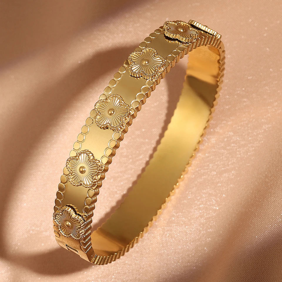 Conjunto de Pulseiras com Design 3D Floral