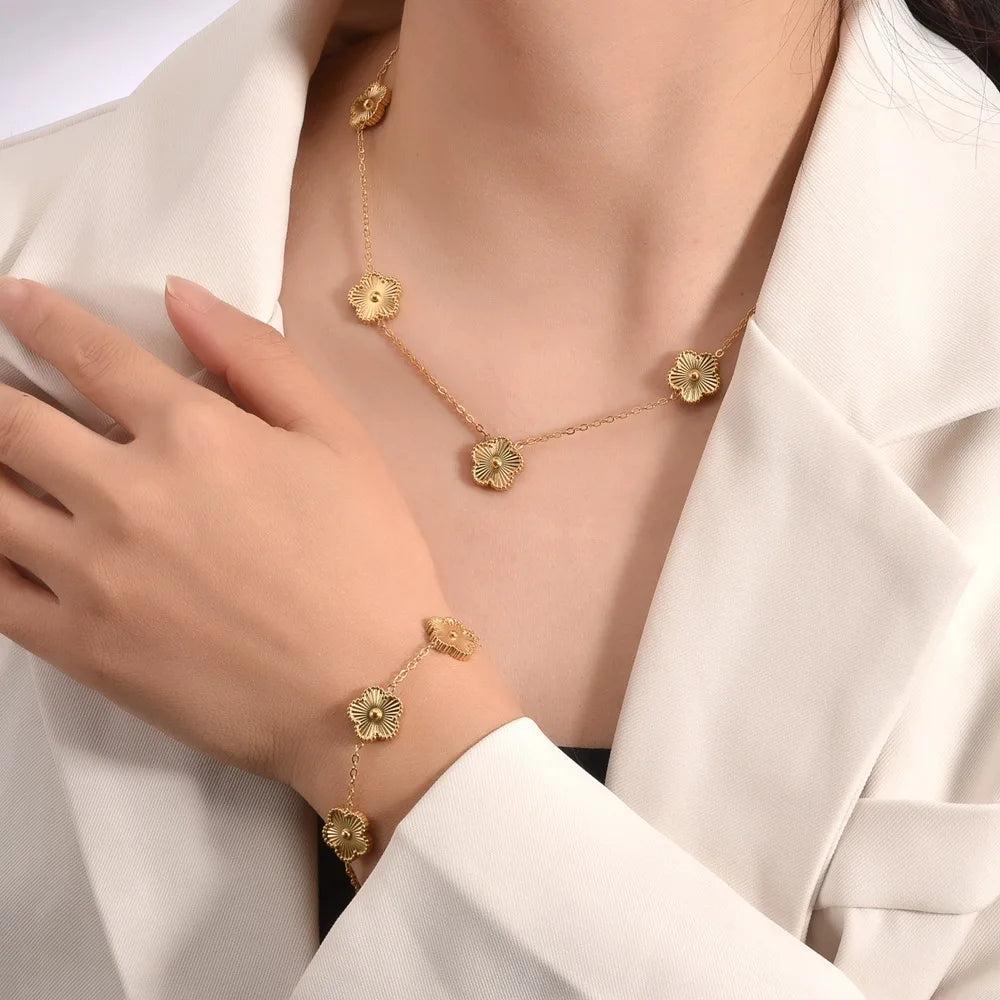 Pulseira Luxo Flor de Trevo Banhada a Ouro