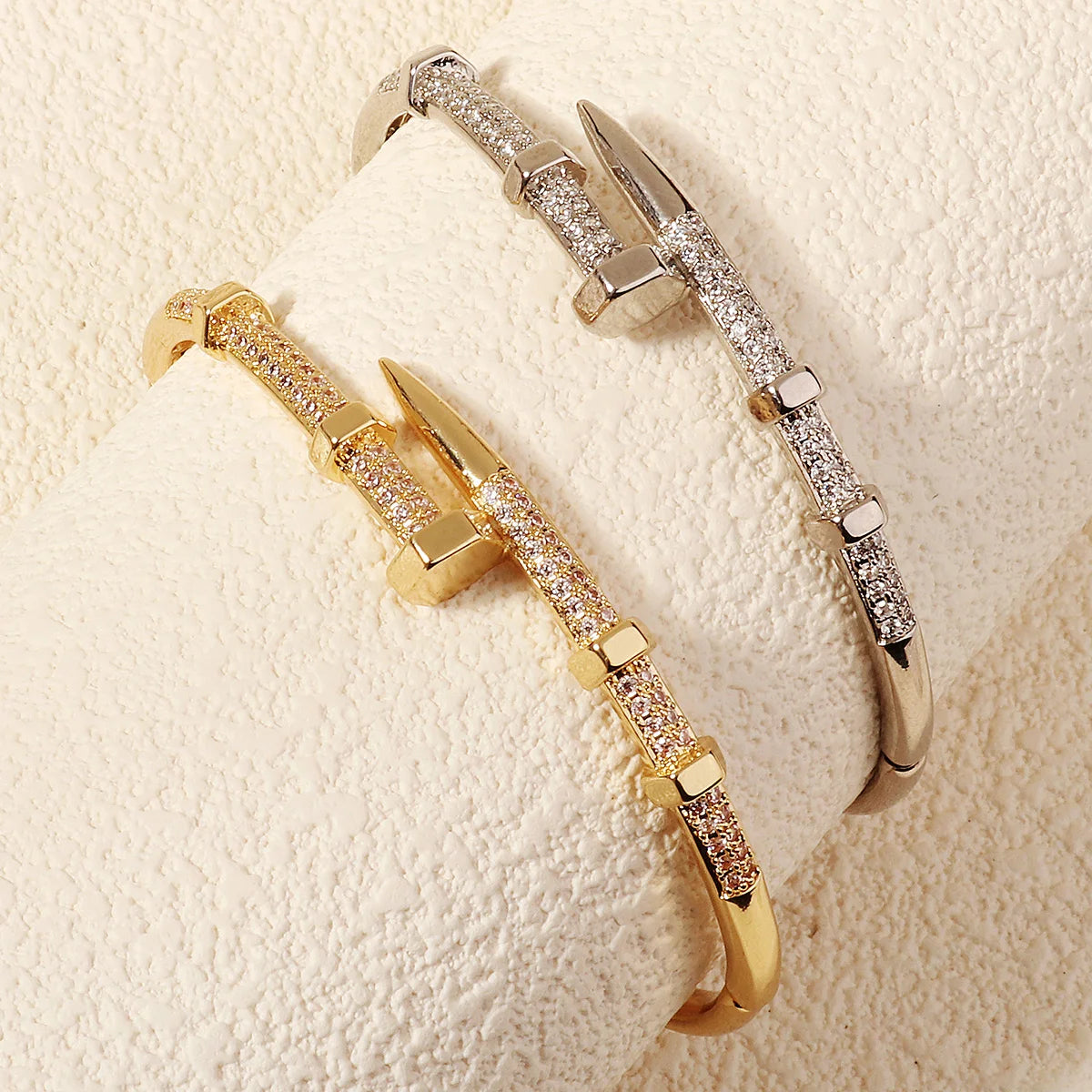 Pulseira Parafuso Zircão Elegante e Moderna