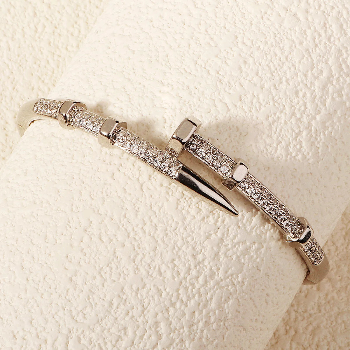 Pulseira Parafuso Zircão Elegante e Moderna