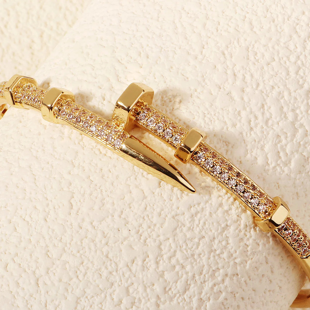 Pulseira Parafuso Zircão Elegante e Moderna