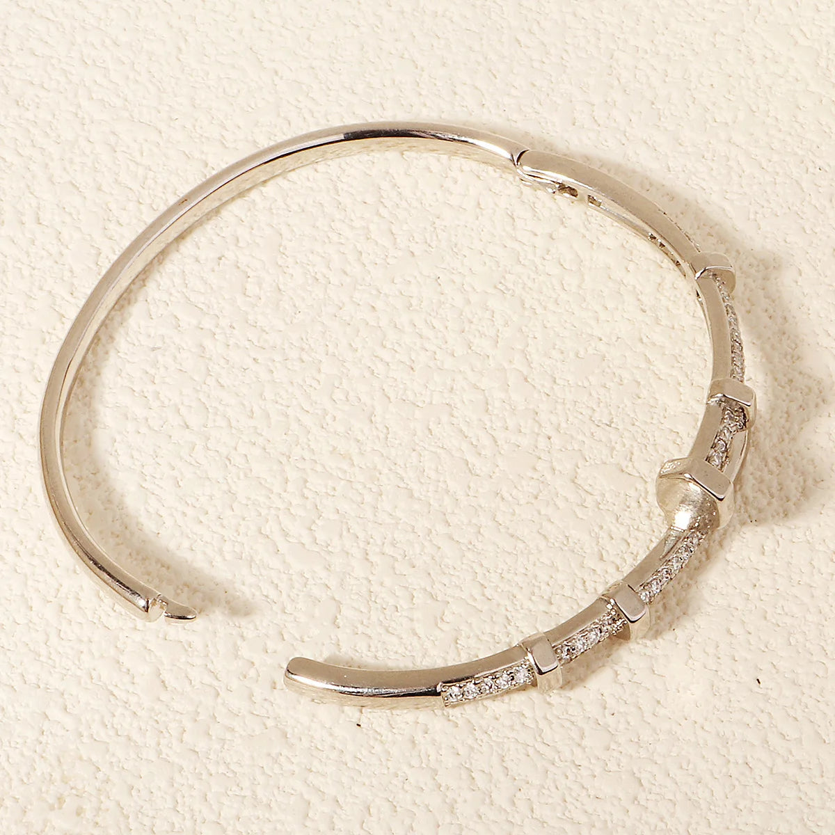 Pulseira Parafuso Zircão Elegante e Moderna