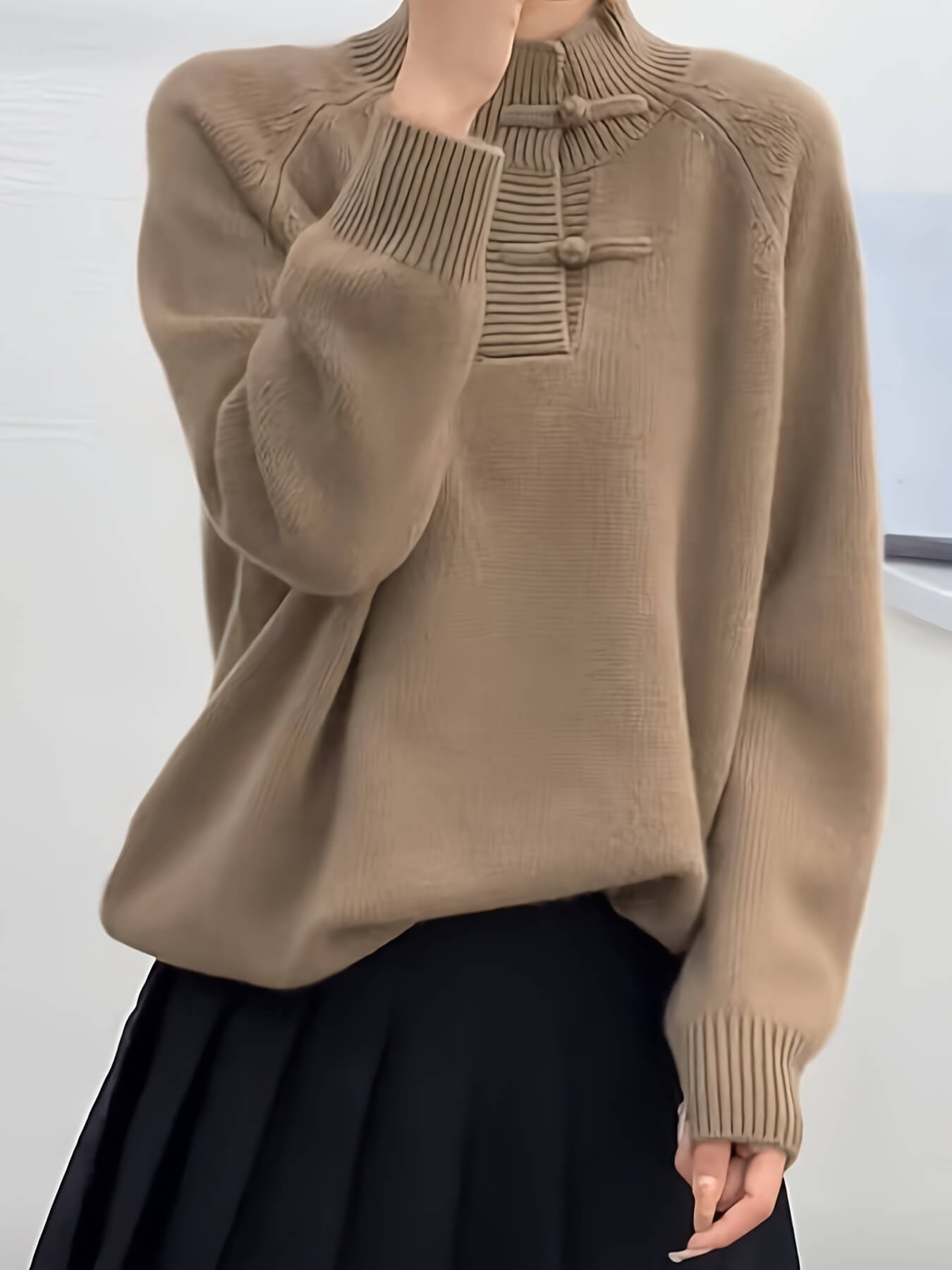Suéter Elegante com Botões e Gola Alta