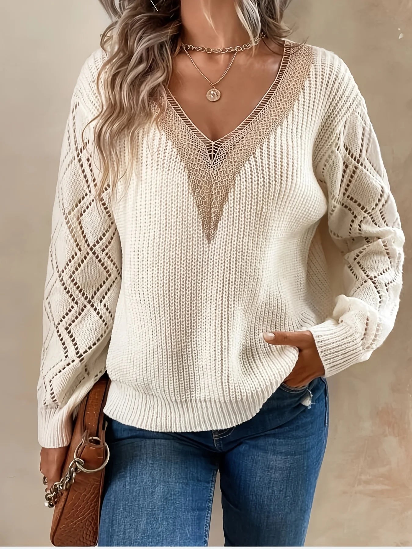 Suéter Feminino com Decote V e Detalhes Vazados