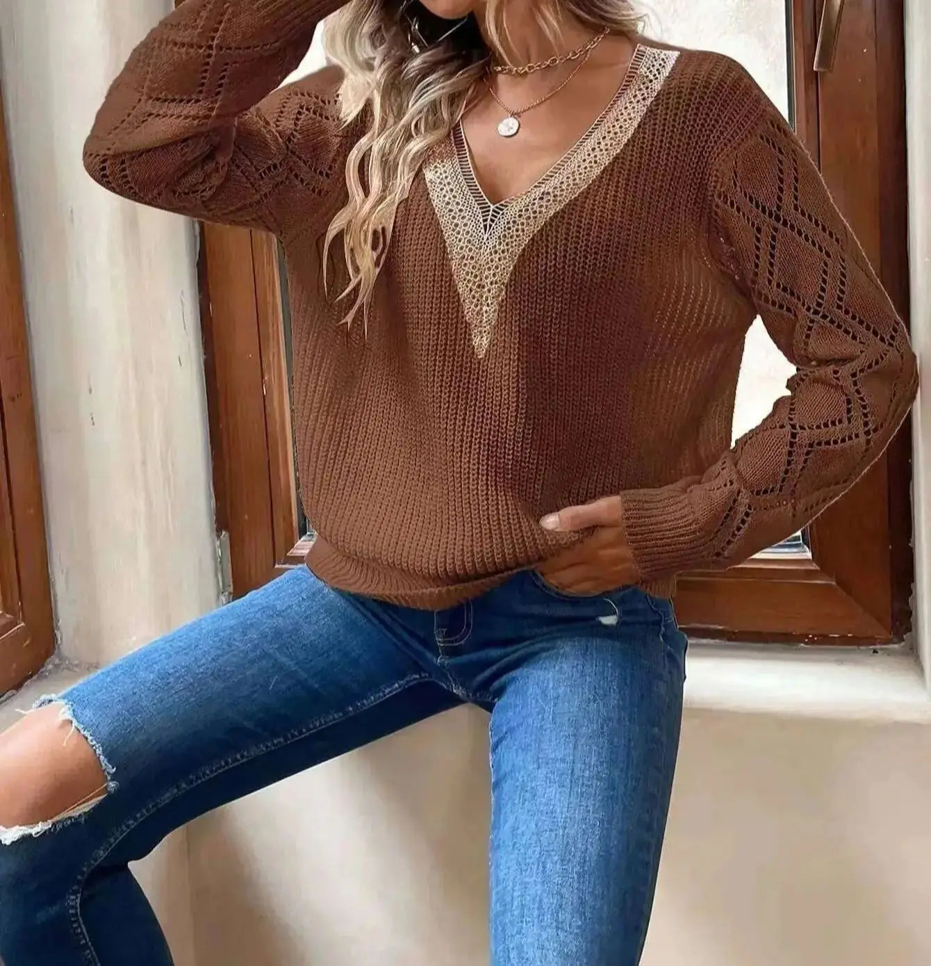 Suéter Feminino com Decote V e Detalhes Vazados